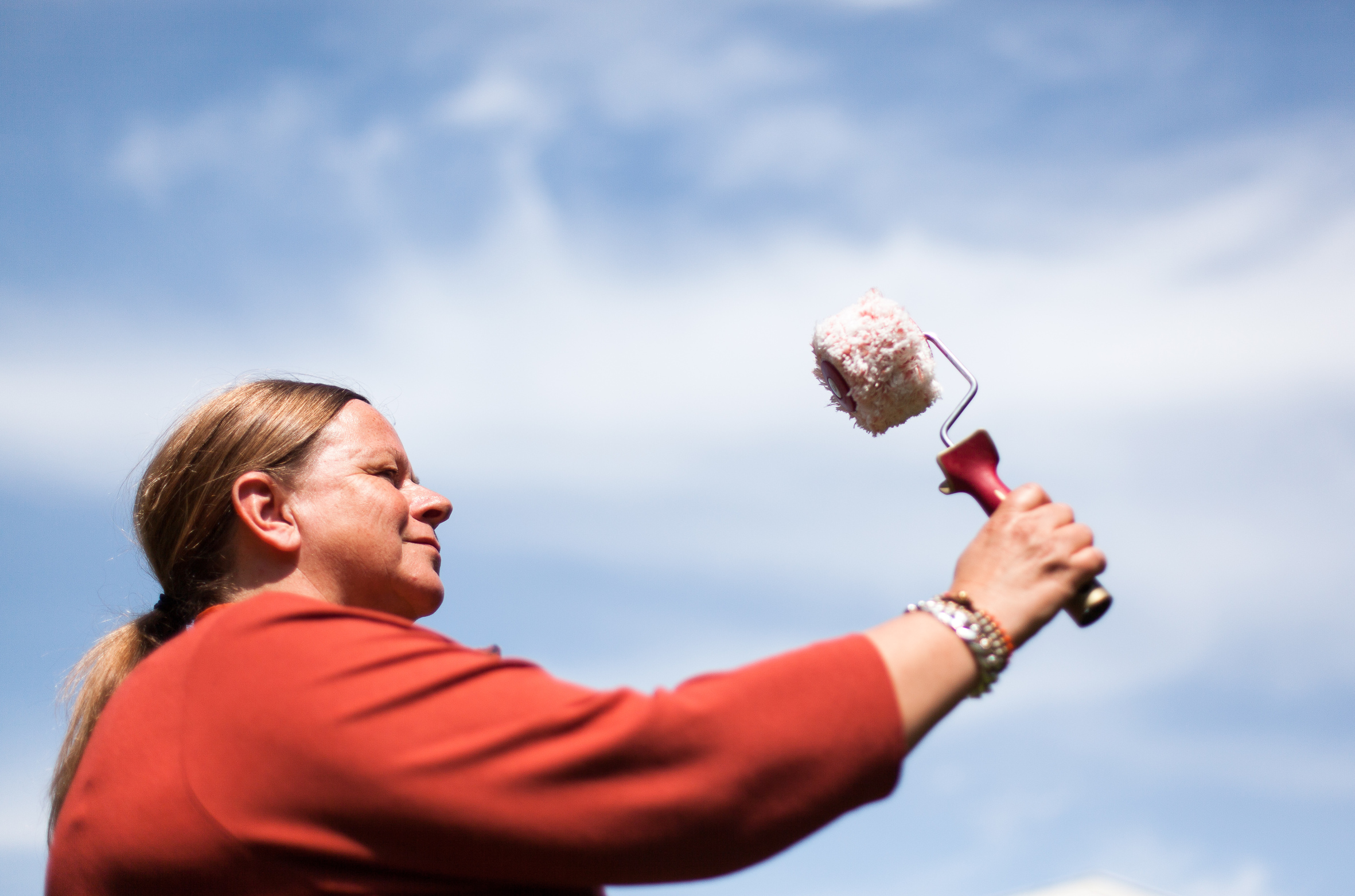 RULL PÅ Trine ruller malingen på husveggen, og sparer både tid og krefter. 