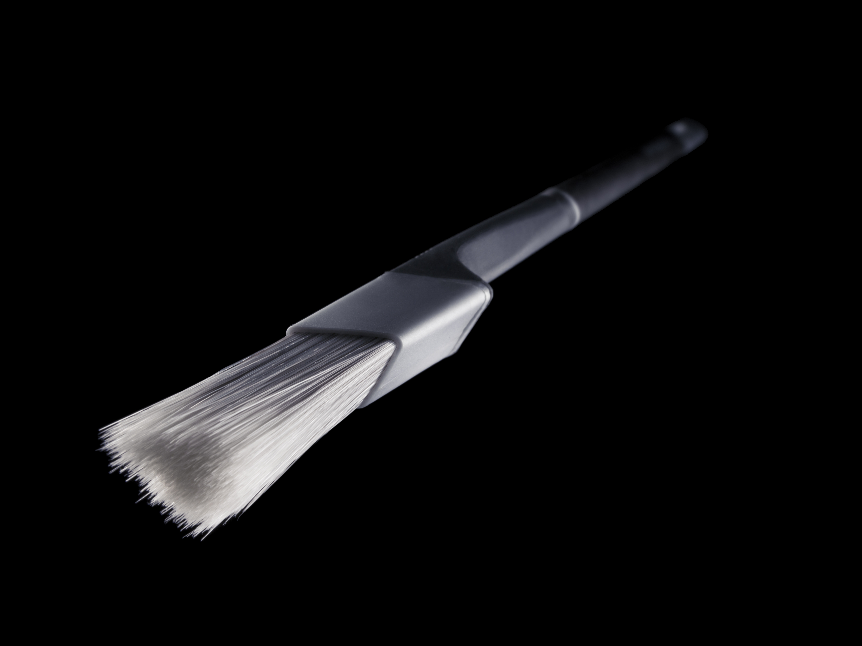 ULTIMAT PENSEL:  Med trekantet bust og behagelig grep blir maling av rette linjer, vanskelige hjørner og detaljer rene leken. (Foto: Jordan)