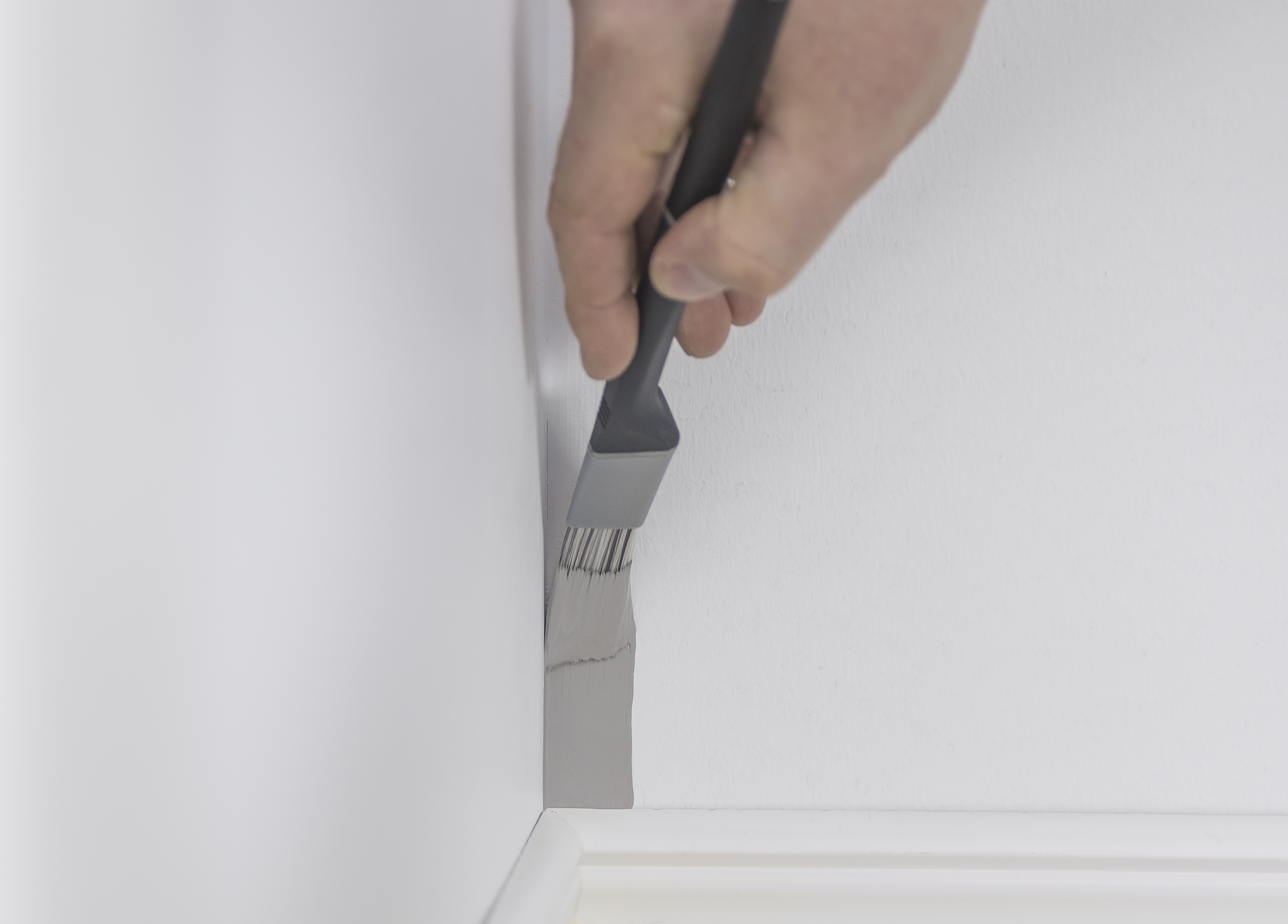 HJØRNE: Skal du male noe som krever mye presisjon, som lister, vinduer, hjørner eller dekorative elementer, trenger du en pensel som er egnet til jobben. (Foto: Jordan)