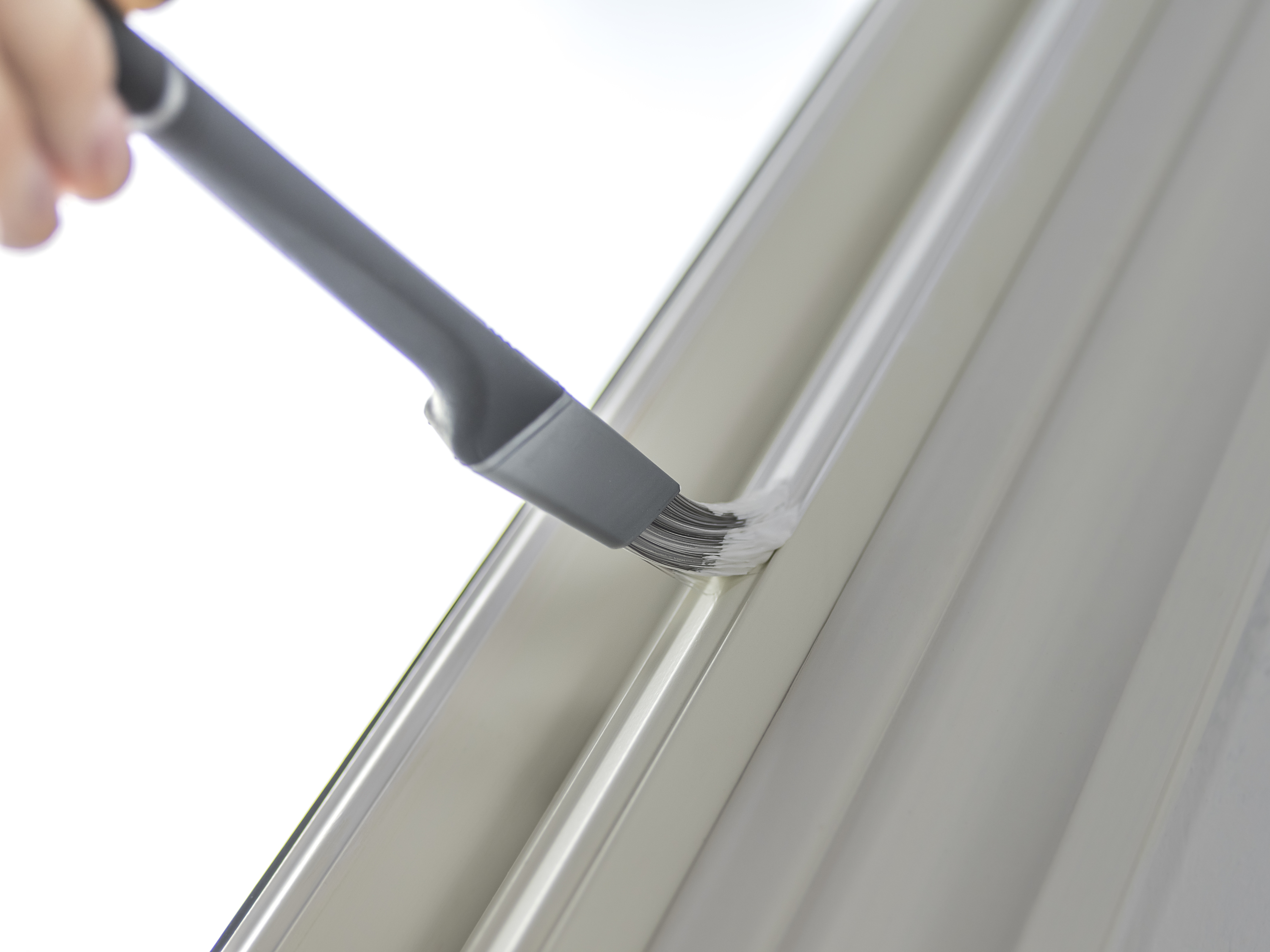 SUVEREN: En trekantet pensel er et meget godt alternativ når man skal male sprosser og vinduskarmer. (Foto: Jordan)