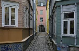 BRATTØRVEITA: Fargenes variasjon hjelper på orienteringen og opplevd romlighet i de trange veitene i Nerbyen, og gir en særegen atmosfære typisk for gamle Trondheim.