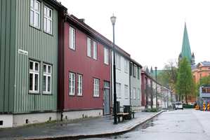 HARMONI: Variasjon mellom røde, grønne, hvite og okergule farger i St. Jørgensveita. I bakgrunnen troner Nidarosdomen.