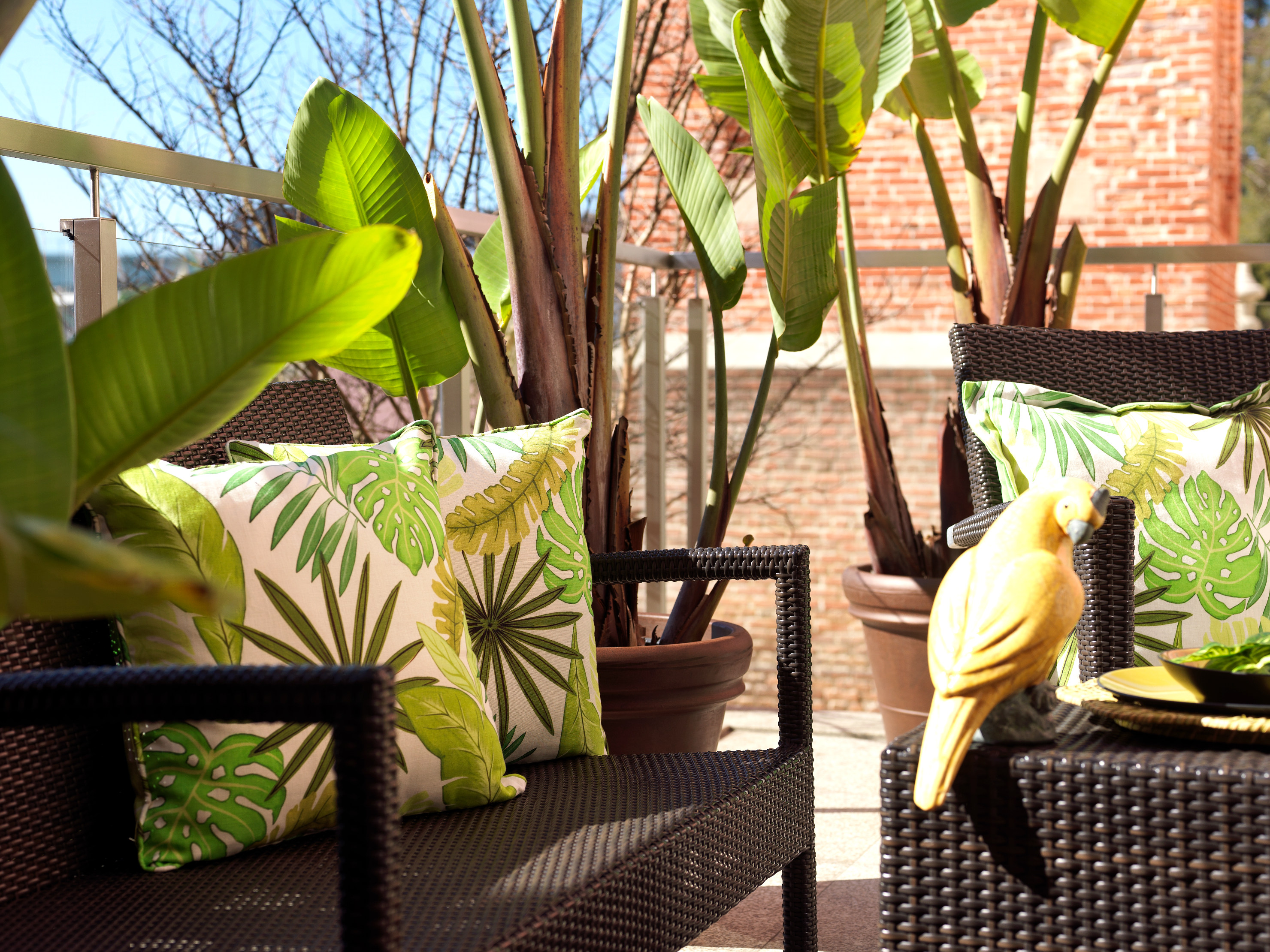 Her spiller planter og tekstiler på lag og skaper tropisk look. Tekstilene Tropicana er fra Green Apple.