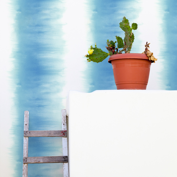 UTVANNET: Mønster med flytende overganger og akvarellaktige farger demper intensiteten i en ellers kulørsterk farge. For deg som vil ha rene kulørsterke farger, men er redd for at det blir «for voldsomt». (Foto: Fantasi Interiør)