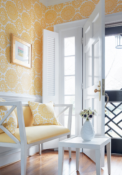 Tapet med solmotiv på hvit bunn