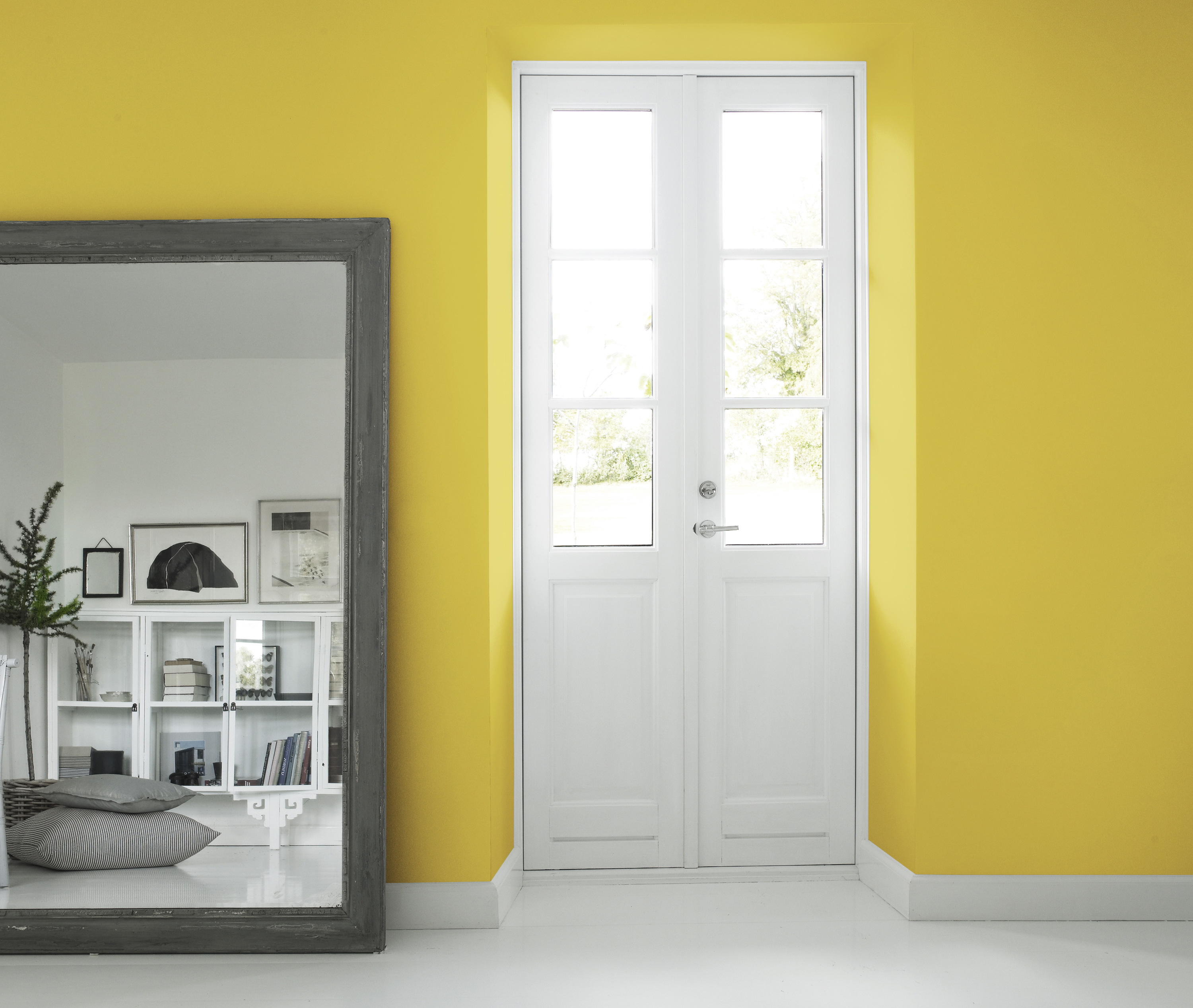 sitrongule vegger hvit dør