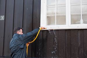 Rengjøringskjemikaliene som du bruker til å vaske fasaden, kan etse på vindusglass og aluminimprofiler. Derfør bør vinduene holdes våte. 