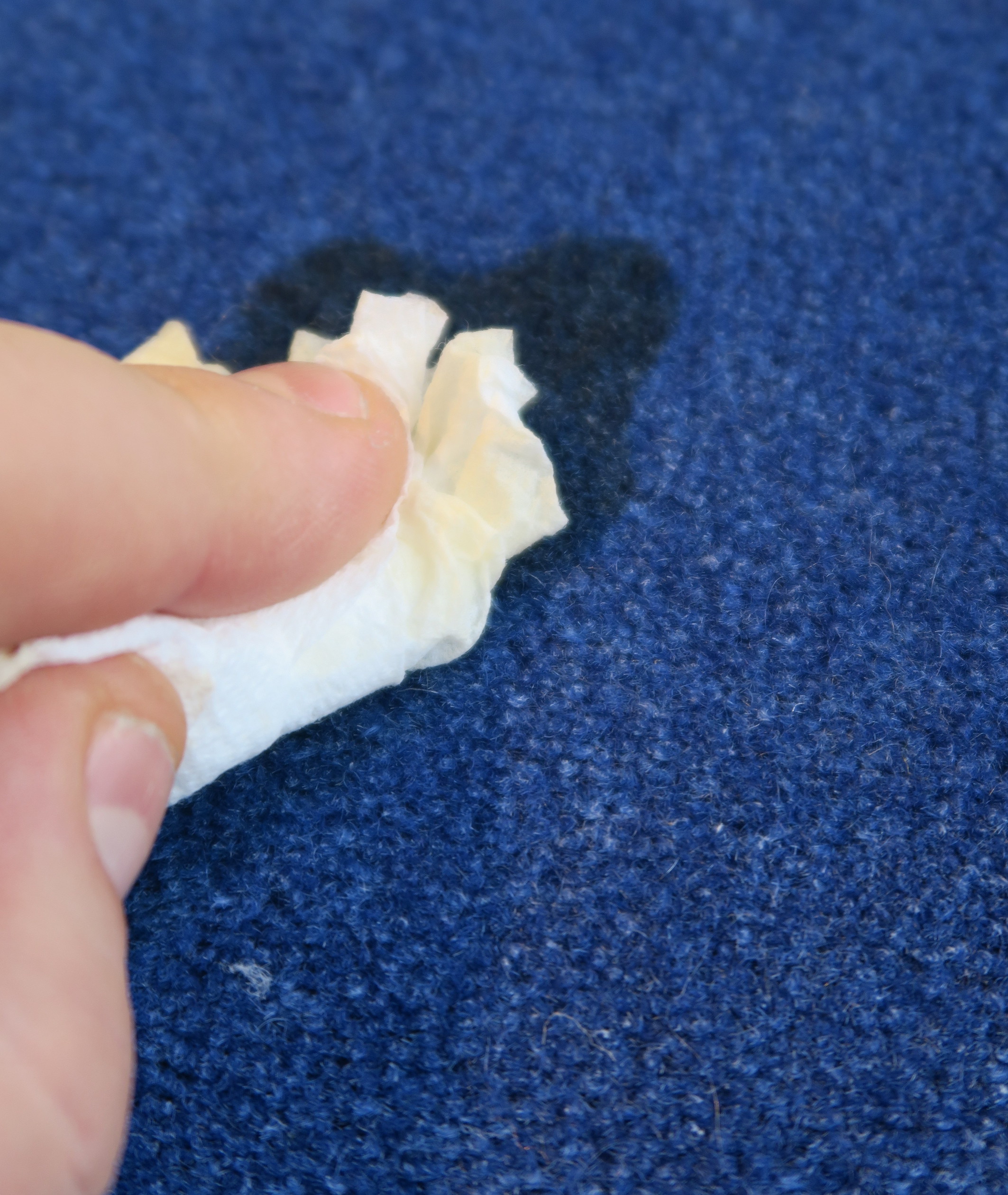 TRYKK OG VENT: Gjør flekken fuktig og press papir med god oppsugingsevne mot flekken. Dette må du gjøre igjen og igjen. Til slutt vil flekken tynnes ut. Du kan også bruke potetmel for å få samme effekt. (Foto: Robert Walmann/ifi.no)