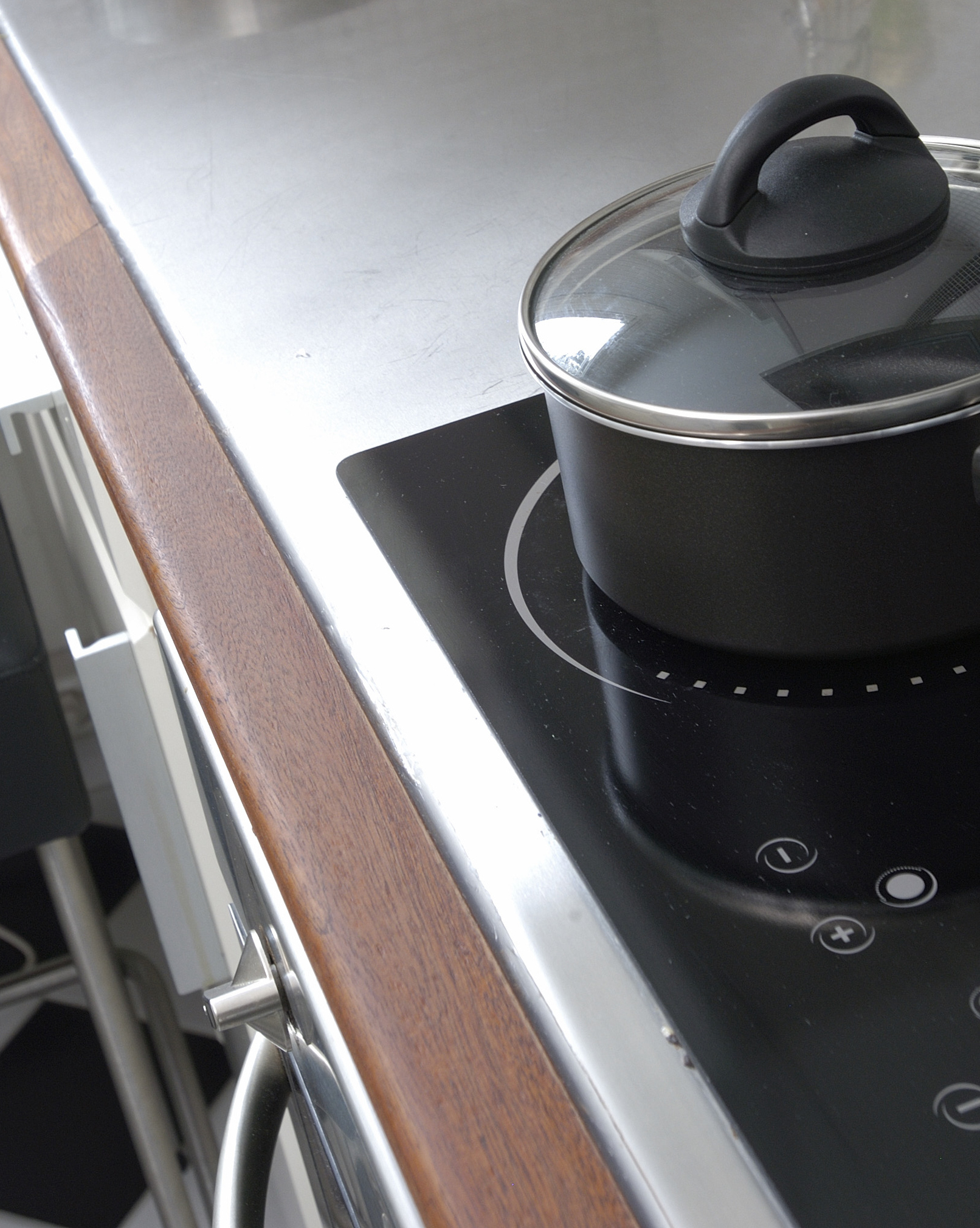 STÅLGLANS: Rustfrie overflater på kjøkkenet trenger stell og pleie. Vann og såpe kan lett gi skjolder. Derfor finnes det spesialprodukter. (Foto: Anne Manglerud/ifi.no)