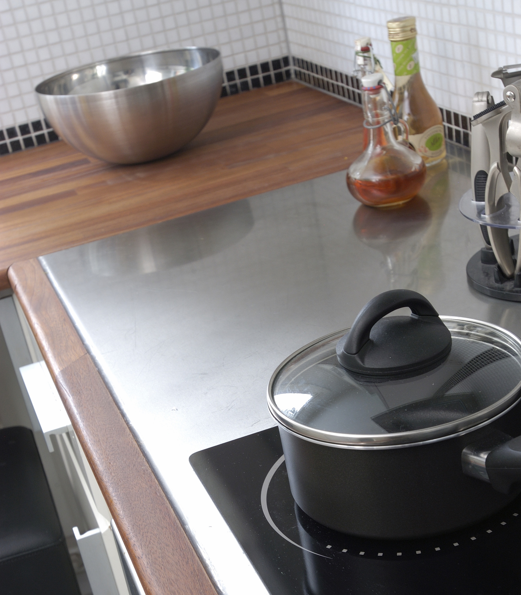 STÅLGLANS: Rustfrie overflater på kjøkkenet trenger stell og pleie. Vann og såpe kan lett gi skjolder. Derfor finnes det spesialprodukter. (Foto: Anne Manglerud/ifi.no)