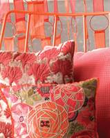 Orientalskinspirert sengetøy i silke, damask, flanell og sateng krydret med fargesterke, broderte eller langluvete puter og myke mohairtepper - det er høstens trender på soverommet.