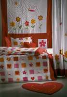 Hjerteformet gulvteppe med matchende puter, dynetrekk og sengeteppe. Sengeteppet kan gjerne henges på veggen.