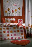 Hjerteformet gulvteppe med matchende puter, dynetrekk og sengeteppe. Sengeteppet kan gjerne henges på veggen.
