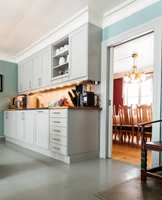Turkis og grått er en fargekombinasjon som kler et kjøkken både i eldre og nyere hus.