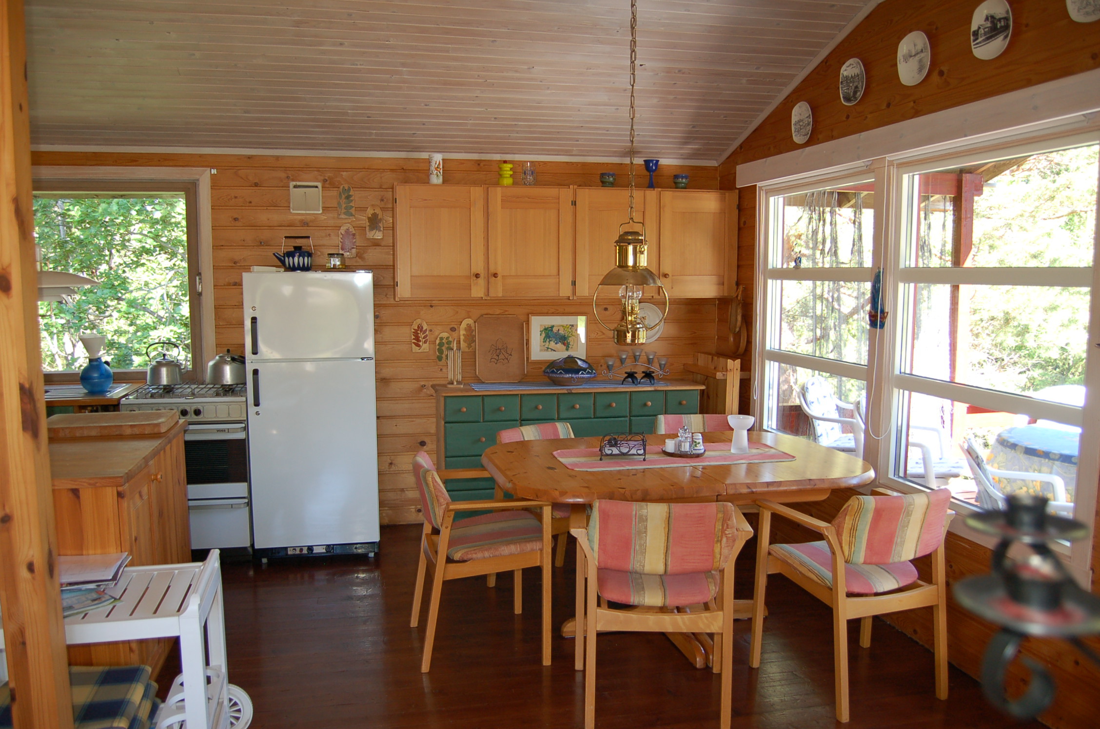 Kjøpmannsbenken og skapene ga et noe overmøblert inntrykk, og vegger og møbler var blitt mørke og gule med årene. 