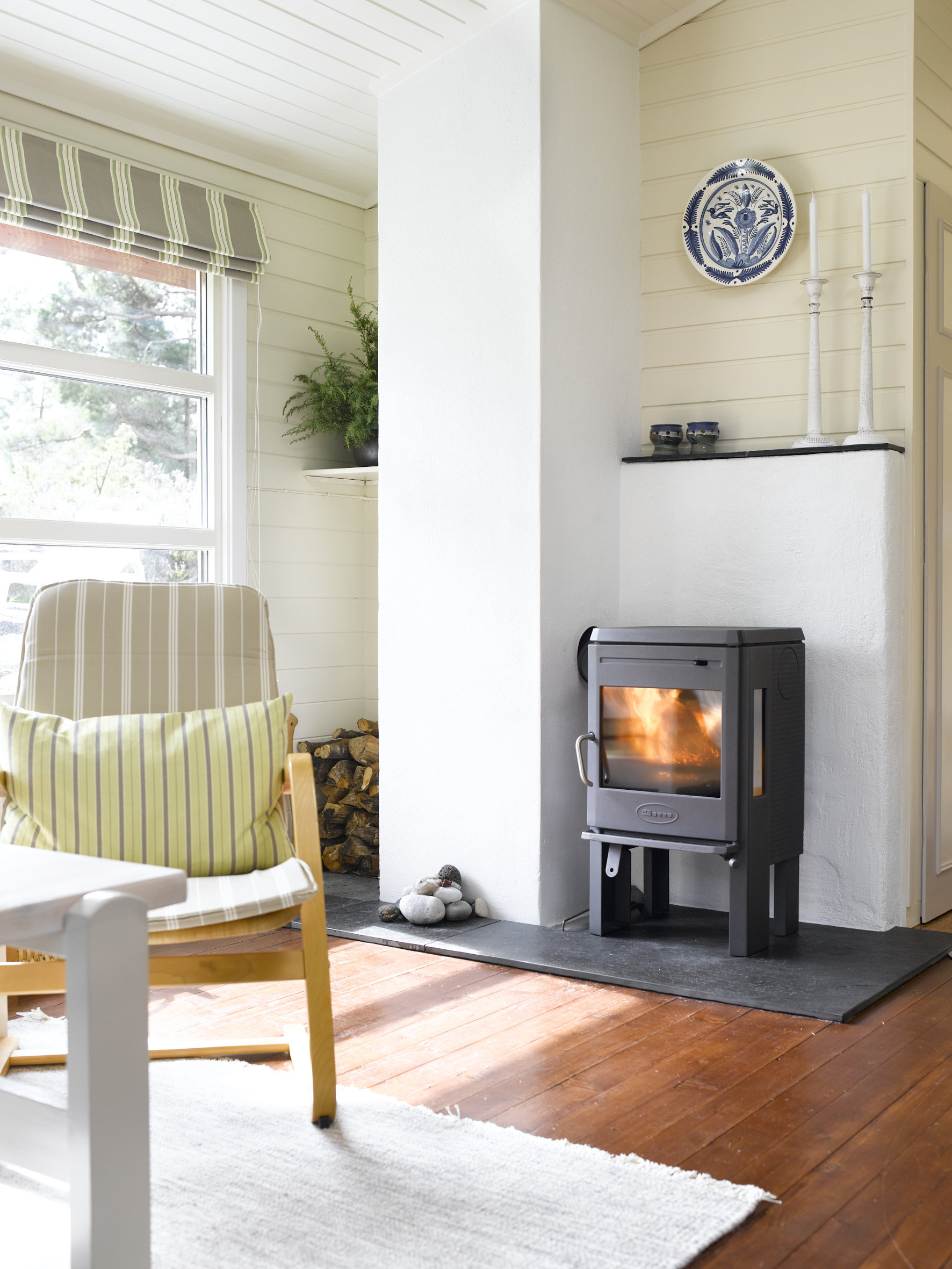 Den nye peisovnen gir et mye lettere og mer moderne uttrykk. Proporsjonene i rommet oppleves riktigere nå, enn med den store mursteinspeisen. Brannmur og pipe har fått samme farge som tak, vinduer og listverk.