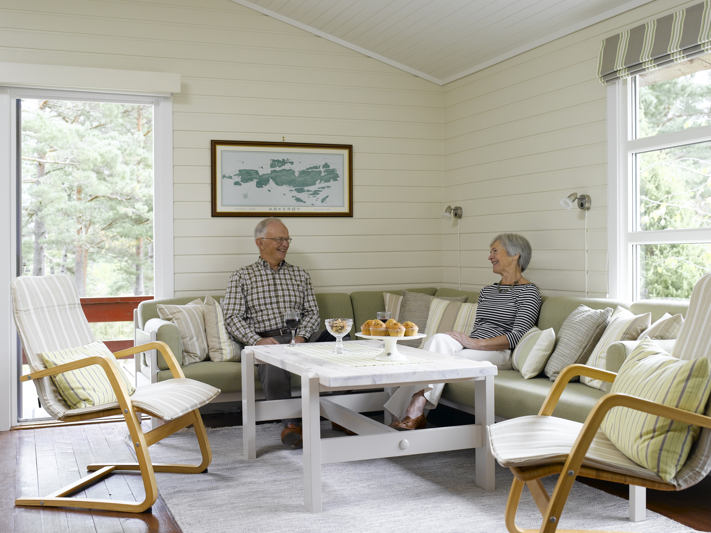 Stuen er ikke til å kjenne igjen. Den mørkegule kroken er borte, og den gamle sofaen trives godt blant hvitmalt tak og lysegule vegger. 