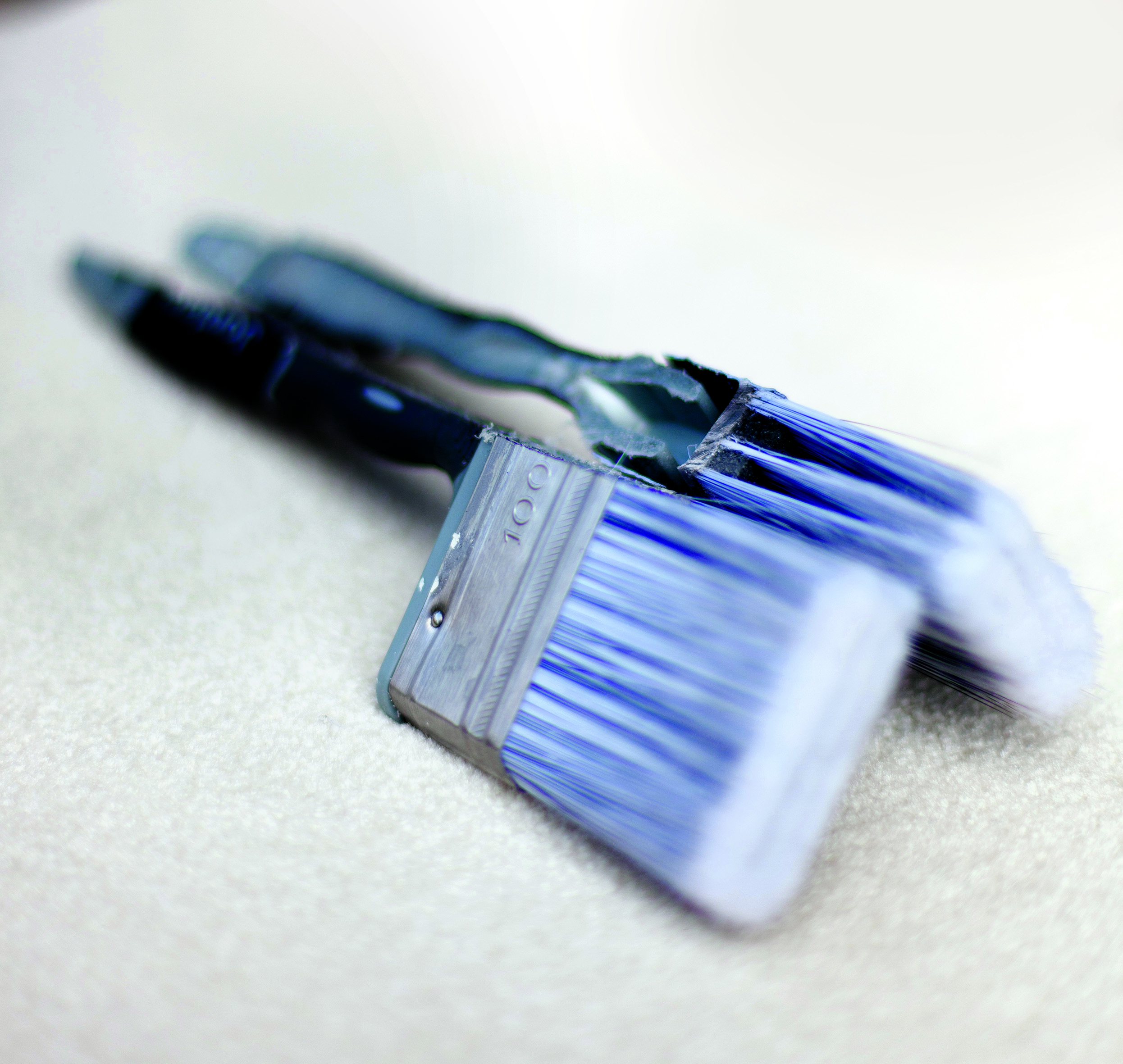 Penselen skal skues på hårene