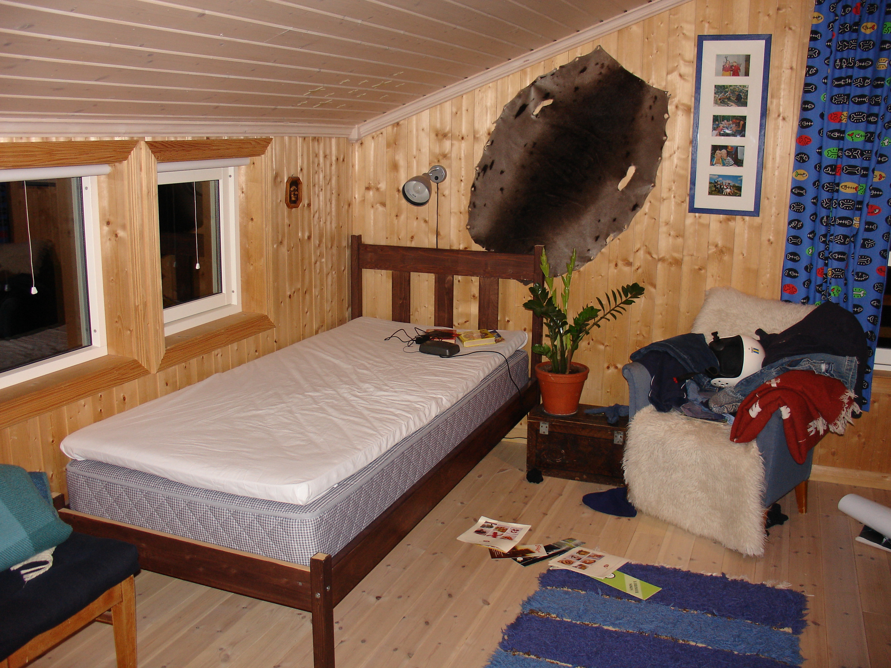 Her ser vi hvor mørkt og trist rommet var før fornyelsesprosessen. Den brune sengen er nå malt hvit og står på Ingrids rom.