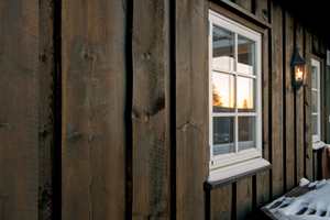 Vannbrettene på vinduene er spesielt utsatt. Er det dårlig kantdekk, kan vann trekke inn og skade treverket. 
