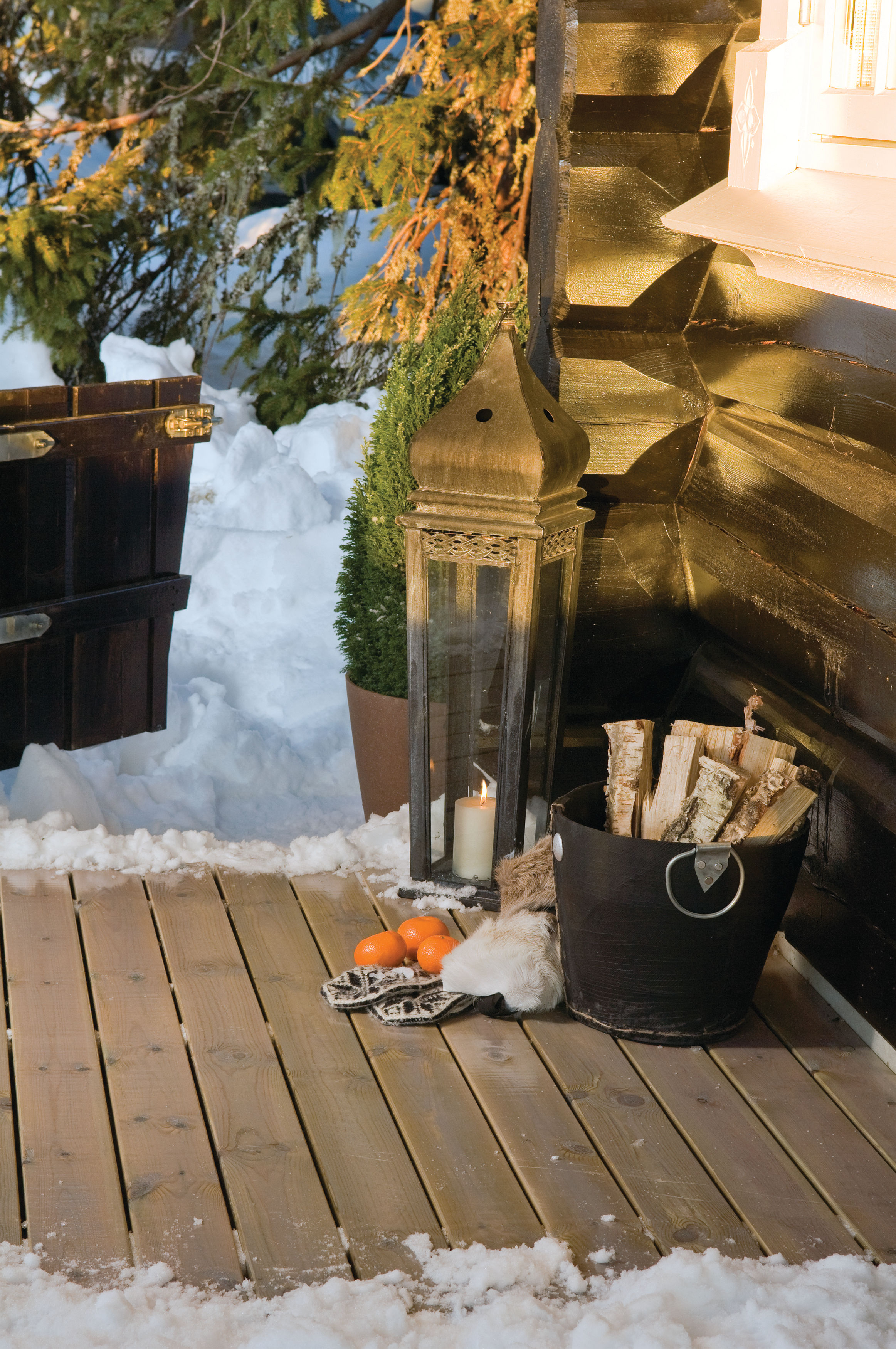 Måk og kost unna eventuell snø, så får du en indikasjon på om terrassegulvet bør spanderes på ny behandling i sommer.