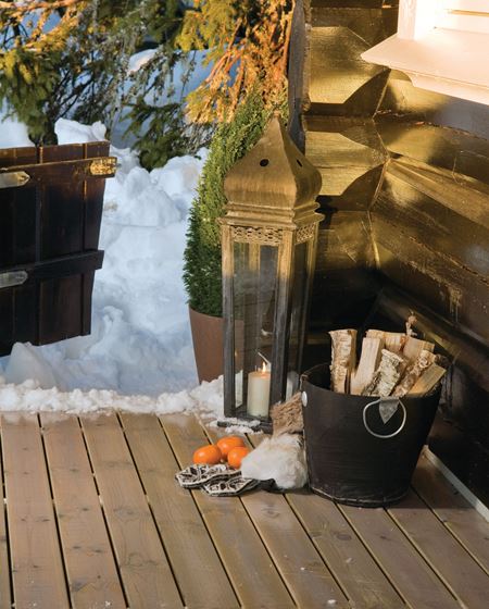 Måk og kost unna eventuell snø, så får du en indikasjon på om terrassegulvet bør spanderes på ny behandling i sommer.