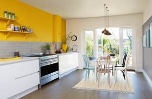 <b>VARIERT:</b> Oppnå en kul effekt på kjøkkenet eller rundt spisestuebordet ved å male stolene i hver sin farge. Her er stolene malt i relativt rolige farger, slik at det ikke blir rotete. (Foto: Nordsjö)