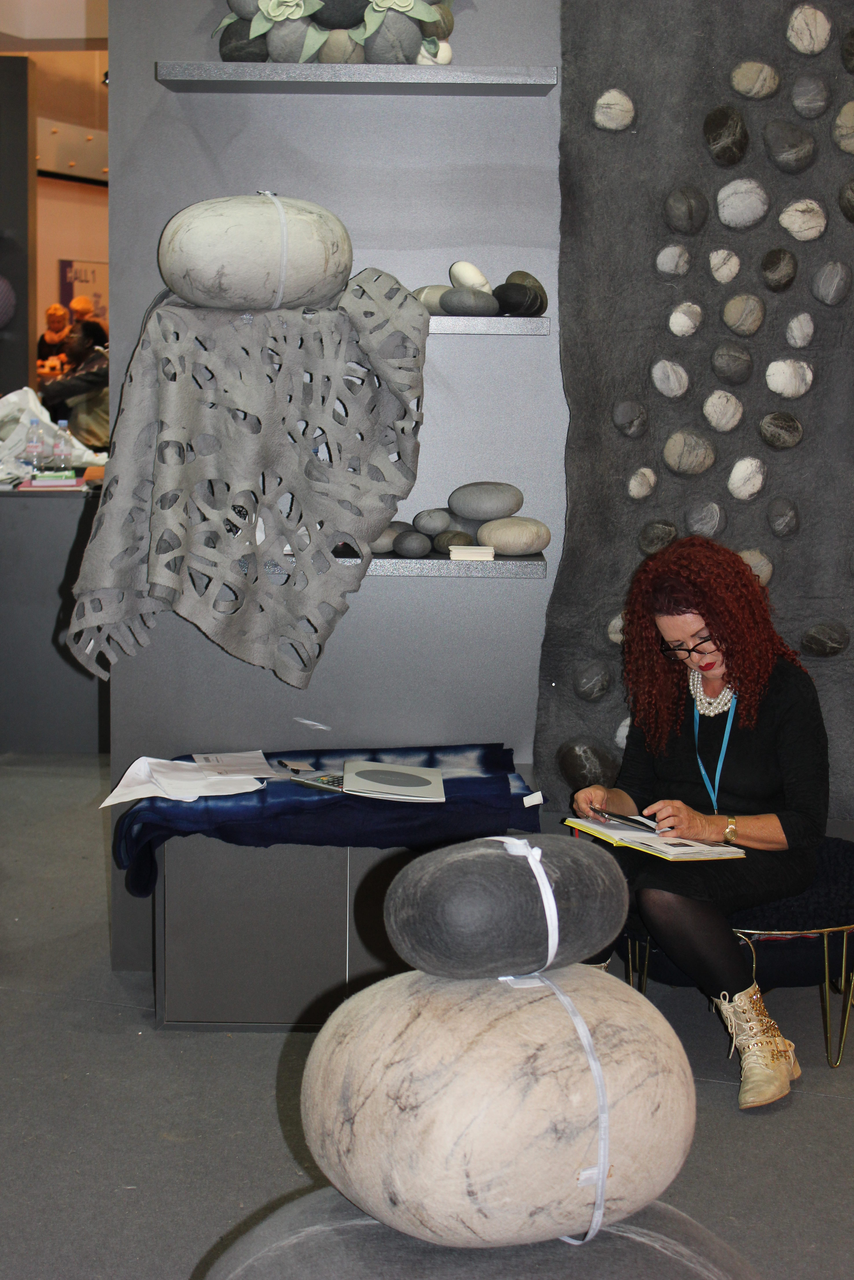 Materialene skal ikke bare sees, men også appellere til resten av sanseapparatet. Mon tro – er det stein eller ull? 