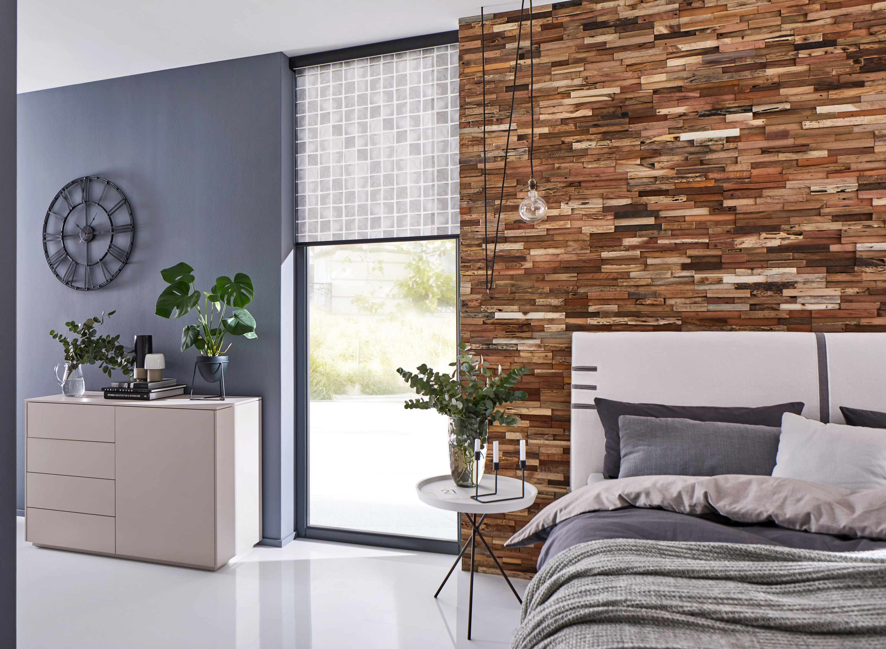 seng foran vegg med tredekor