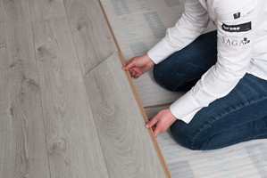 <b>GODE ROMLYDER:</b> Underlag for parkett og laminat kan blant annet sikre at gulvet kan bevege seg riktig, at gulvet ikke støyer, og forhindre at fukt fra konstruksjonen skader gulvet.