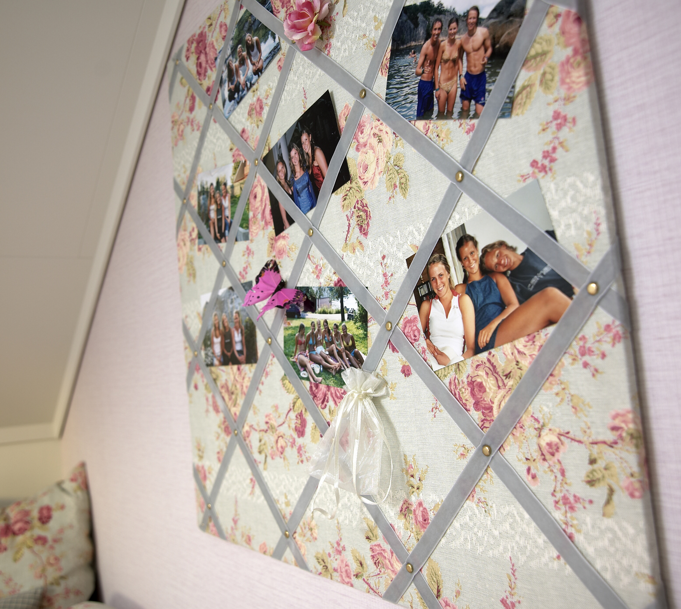 En porøs plate, tekstil, fløyelsbånd og øyekroker til oppheng er det som skal til før man har en stilig oppslagstavle. 