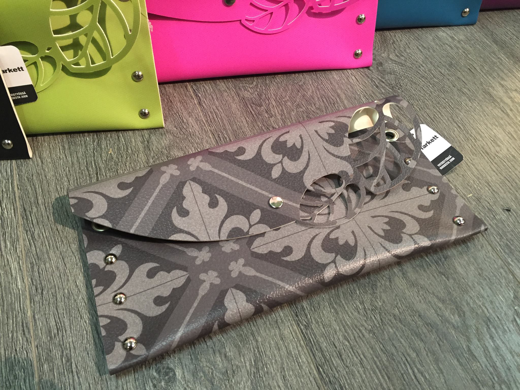 UNIKE VESKER: Tarkett i Finland tok i bruk gulvbelegg da de designet sine spesielle vesker. (Foto: Tarkett)