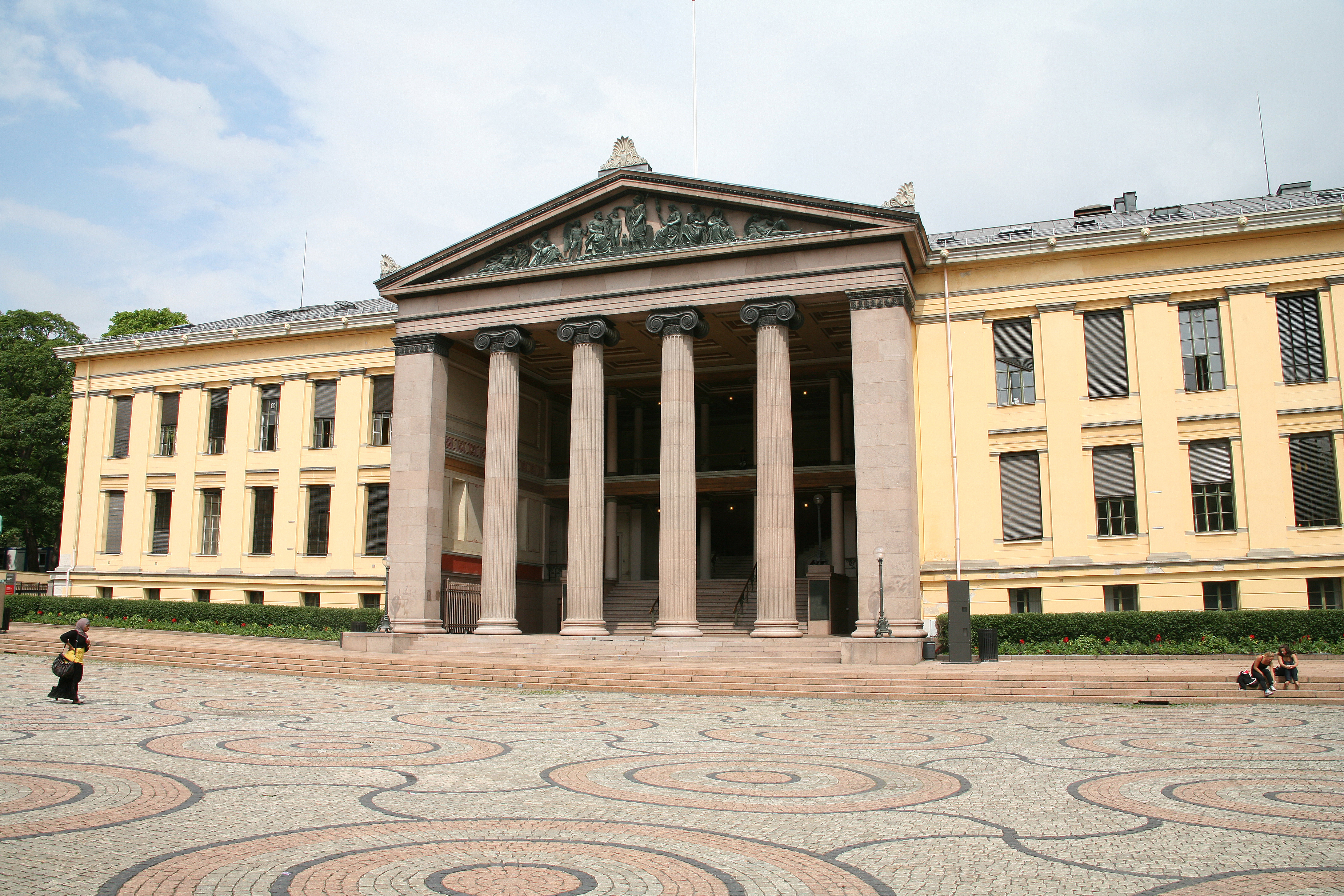 Fra gult til hvitt på Universitetsplassen