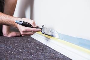 ENKEL FORNYELSE: Å male er den enkleste og mest effektive måten å vedlikeholde eller å fornye et hjem på. Spørsmålet er bare hva vi gjør med brukt maleverktøy. 