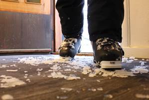 Det kan ende med knall og fall hvis du labber inn på hardt gulv med snø under skiskoene. Med teppe på gulvet unngår du å ende på ratata.