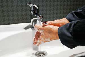 HÅNDVASK: Det viktigste du gjør for å unngå å bli smittet og å smitte andre, er å vaske hendene godt.