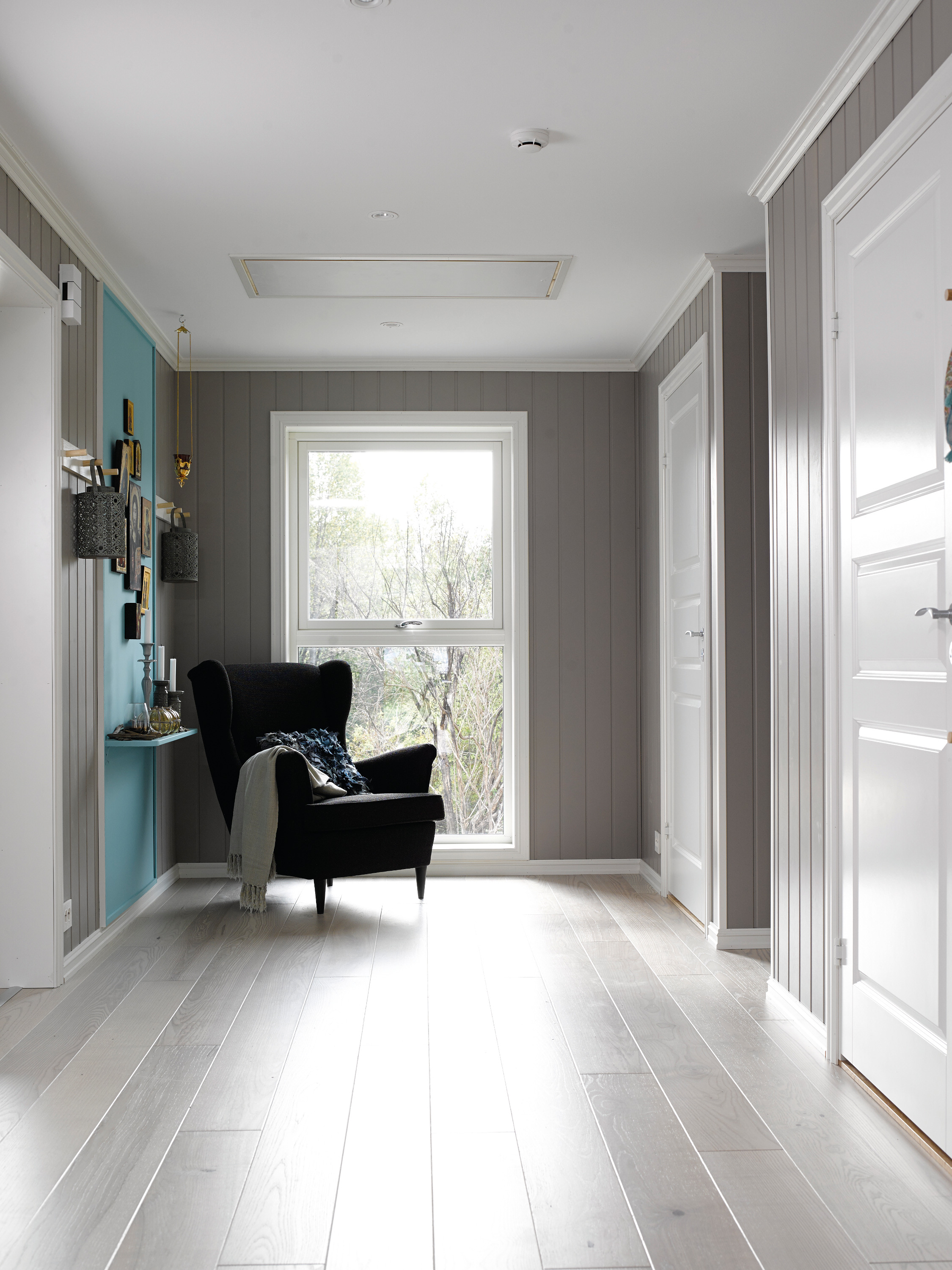  NORMALT: P&aring; senvinteren er det helt normalt at treverket innend&oslash;rs krymper slik at det oppst&aring;r sm&aring; sprekker. Disse forsvinner igjen n&aring;r temperaturene ute og derved ogs&aring; luftfuktigheten stiger igjen. (Foto: SAGA Parkett)