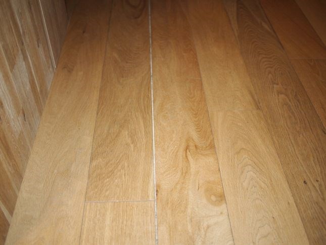 T&Oslash;RR LUFT: Er det kaldt ute, blir det ofte t&oslash;rt inne, hvis man ikke tilf&oslash;rer fukt. Ved lengre perioder med t&oslash;rr luft kan gulvet trekke seg sammen slik at sprekker oppst&aring;r. (Foto: Christian Hatlem Sk&aring;r)