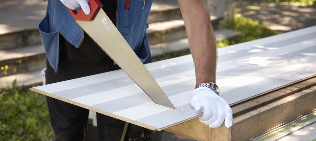 Slik monterer du ferdigtapetserte veggplater