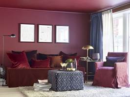 <b>URBAN ELEGANSE:</b> De mørkeste rødnyansene ligger i paletten kalt Urban Eleganse. Den har en kjølig eleganse, med et elegant uttrykk. Atmosfæren oser av velvære og nytelse. Fargen på veggen heter beskrivende nok Diva. (Foto: Per Erik Jæger/Fargerike, Stylist: Siv Brenne)