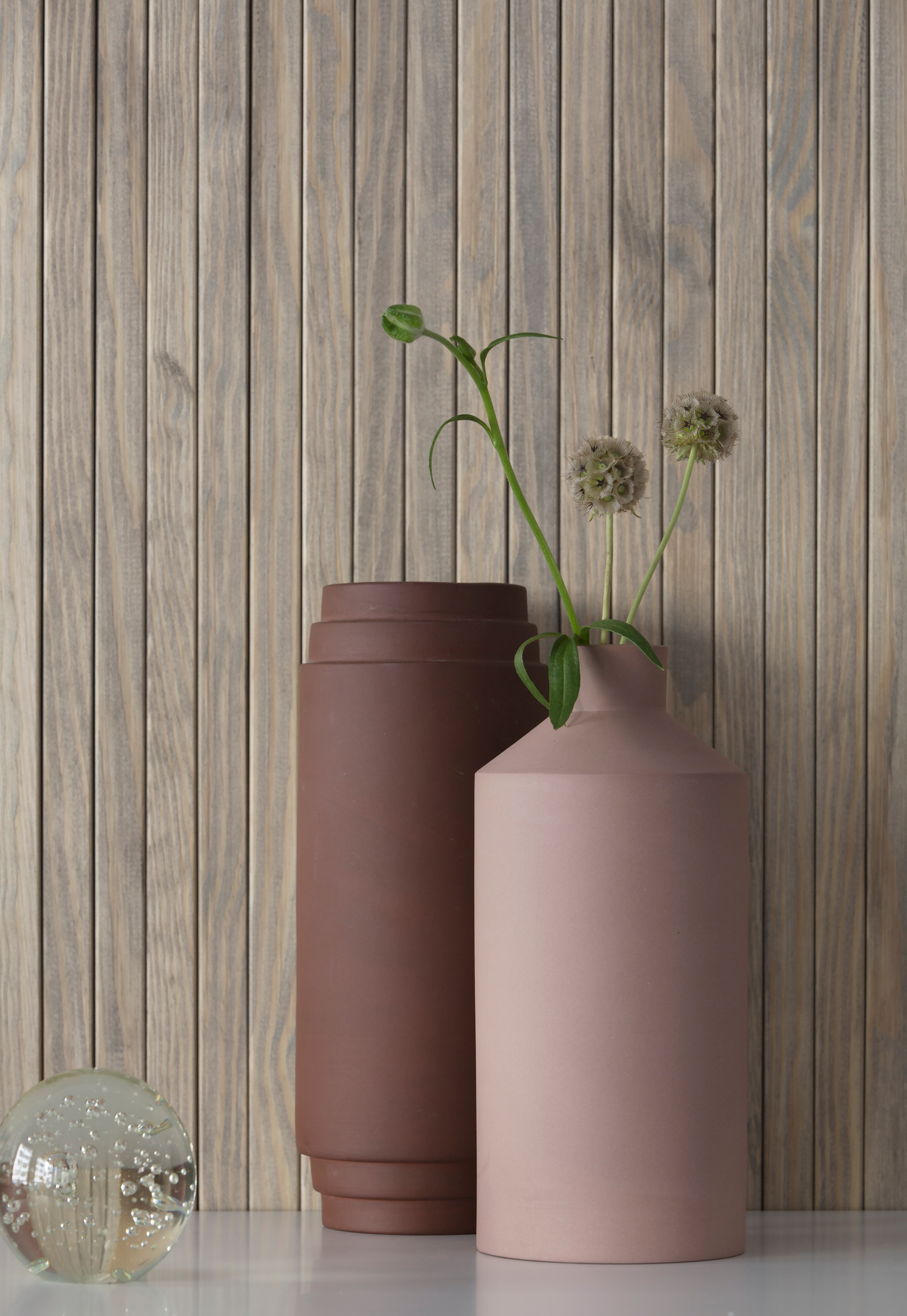 Gråtonet beiset panel