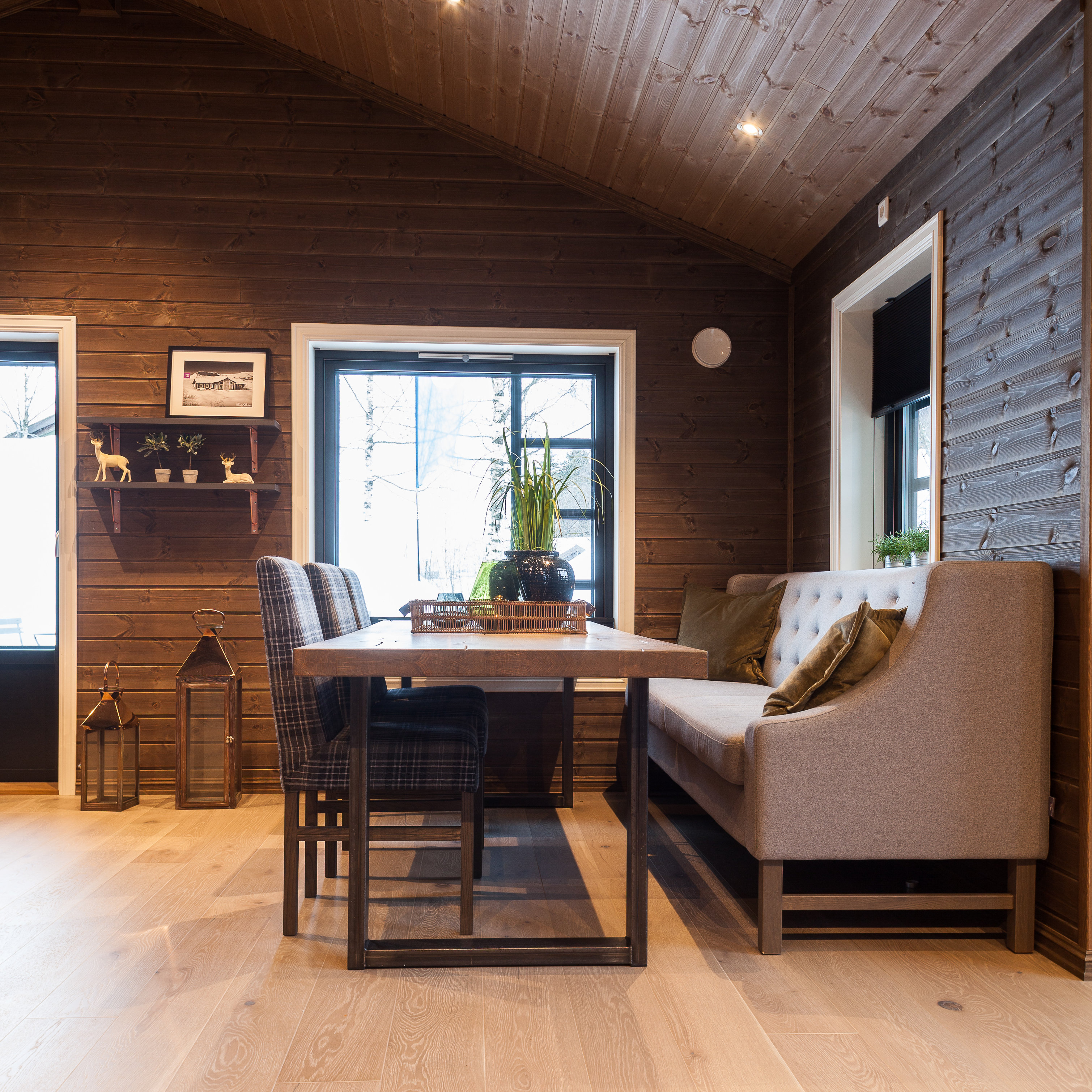 Lunt med beiset trepanel