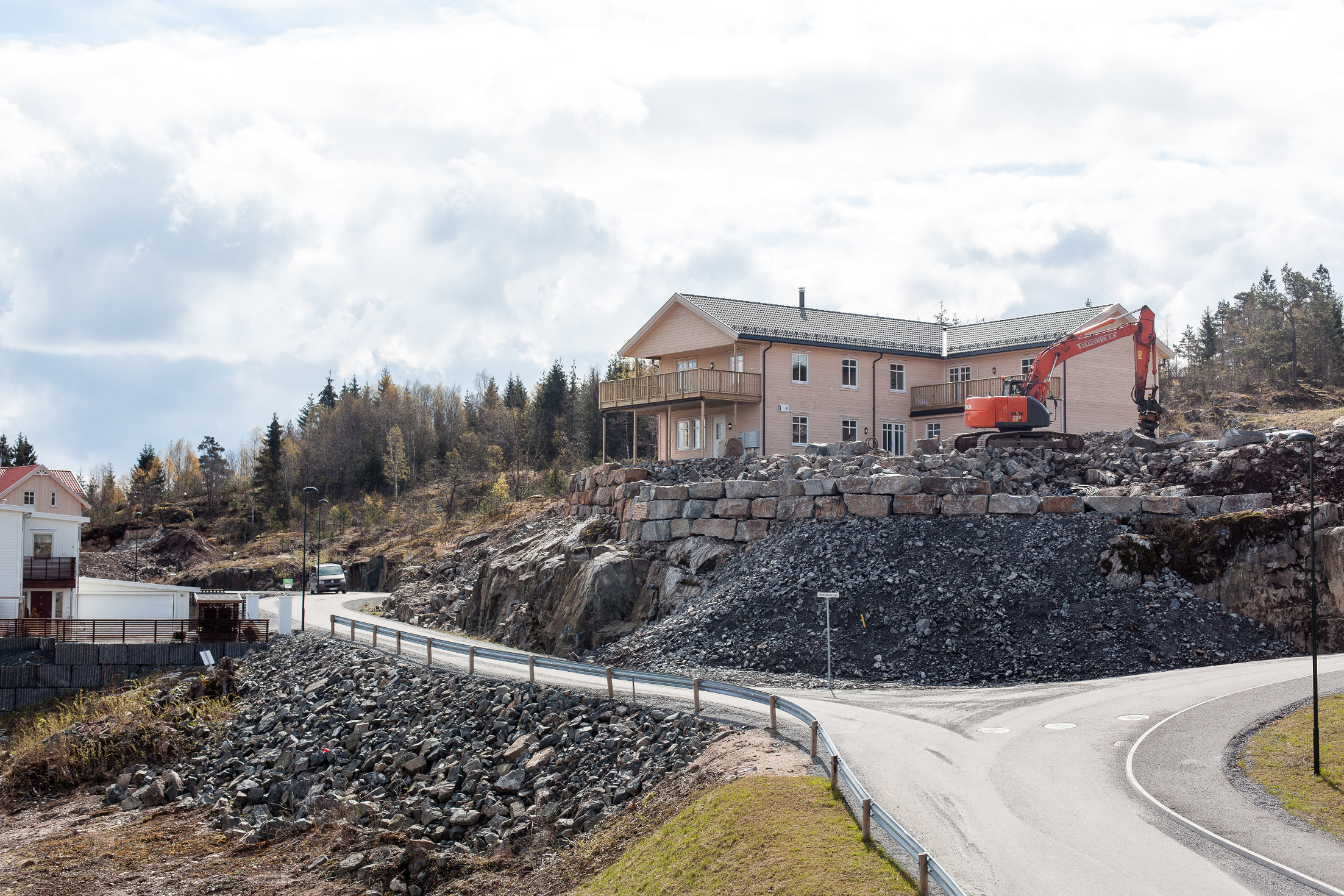 Maling fra Flügger preger huset innvendig. Det skal også brukes ute. Huset skal males mørkegrått med sorte karmer. Det skal også grunnes med pigmentert grunning.