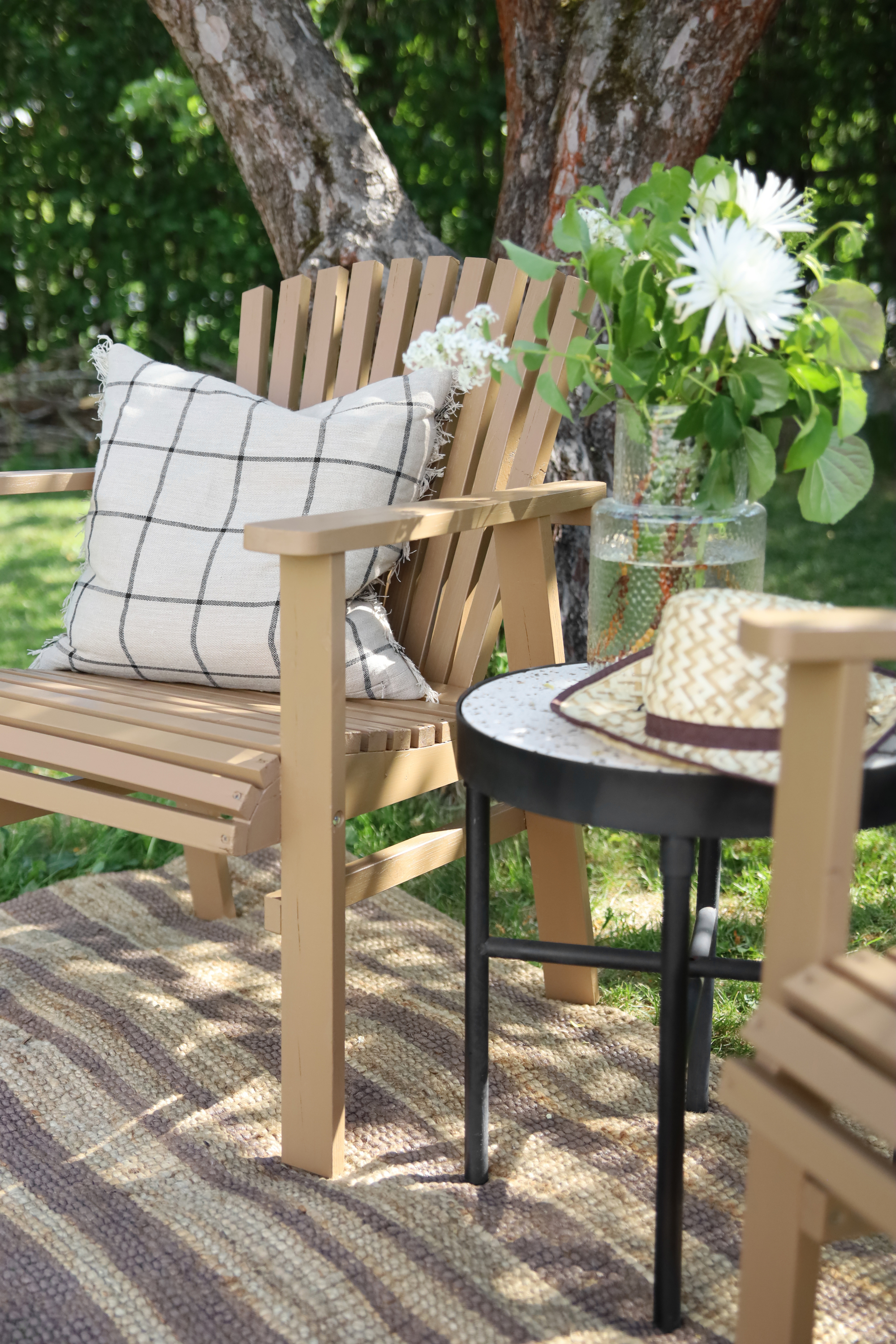 beige hagestoler pute bord ute