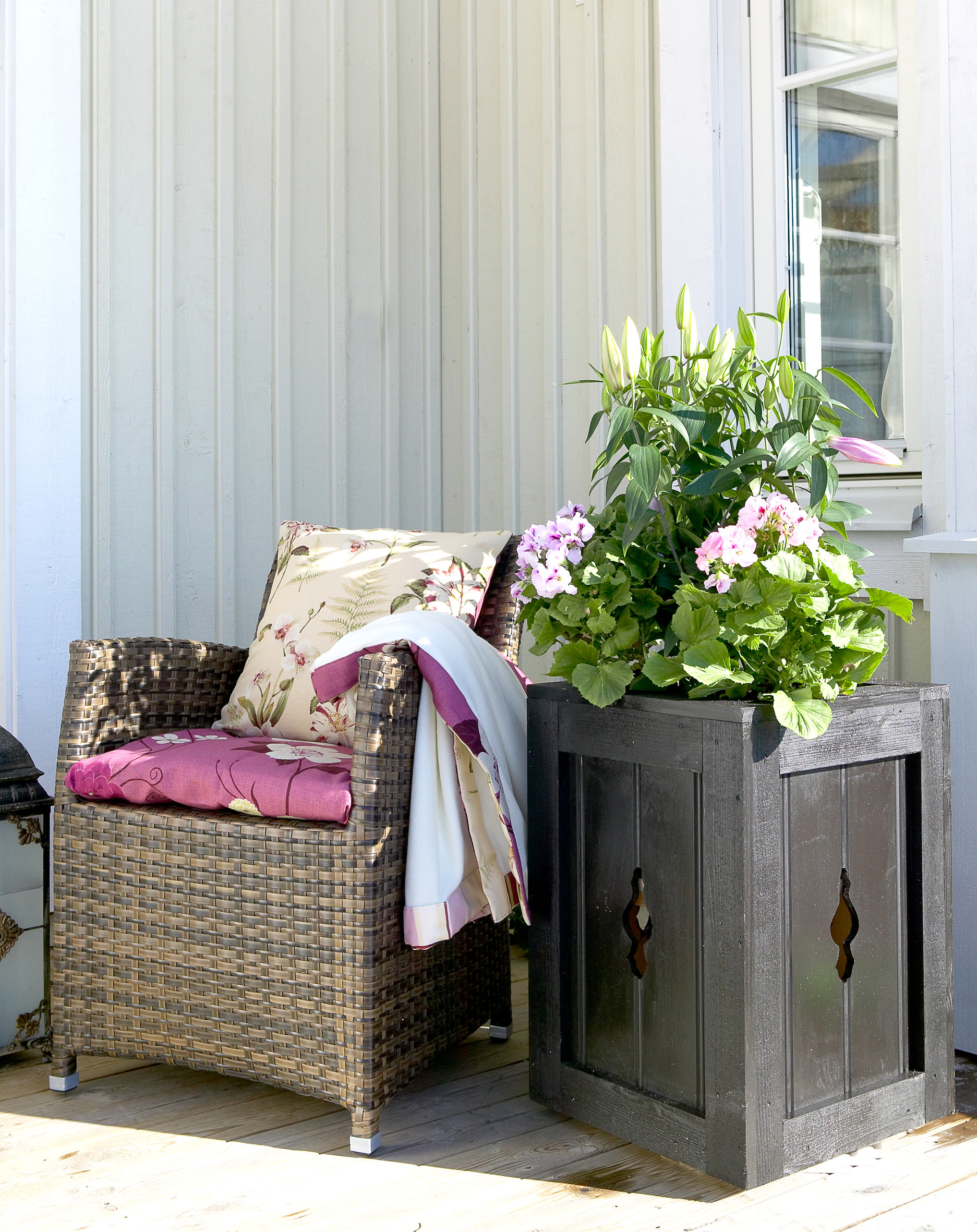 Blomsterkassene er laget etter samme prinsipp som sittebenken, og malt i en mørk brunfarge. 