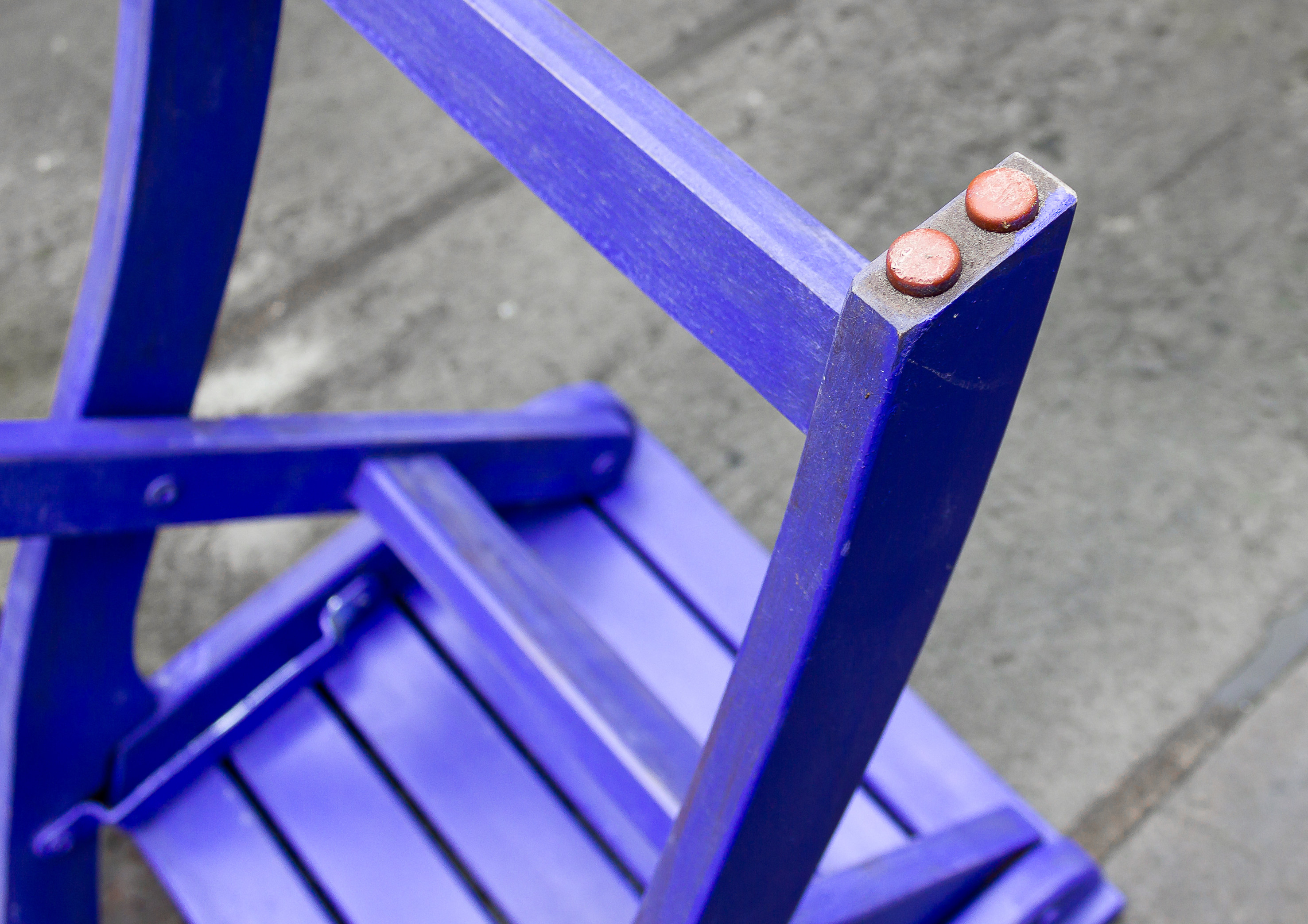 Sett filtknotter på hagemøblene