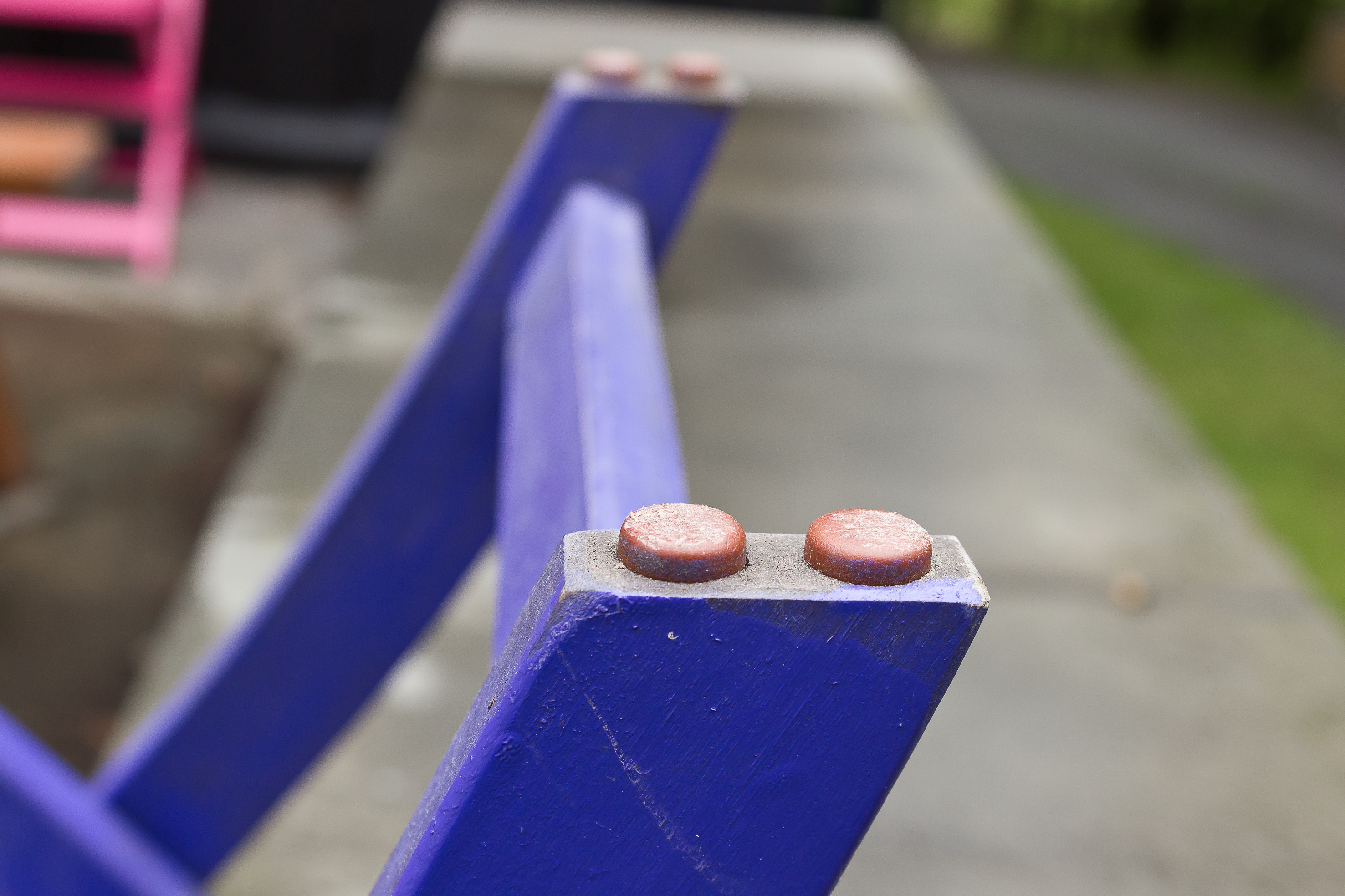 Sett møbelknotter på hagemøblene slik at beina ikke står direkte i vann.