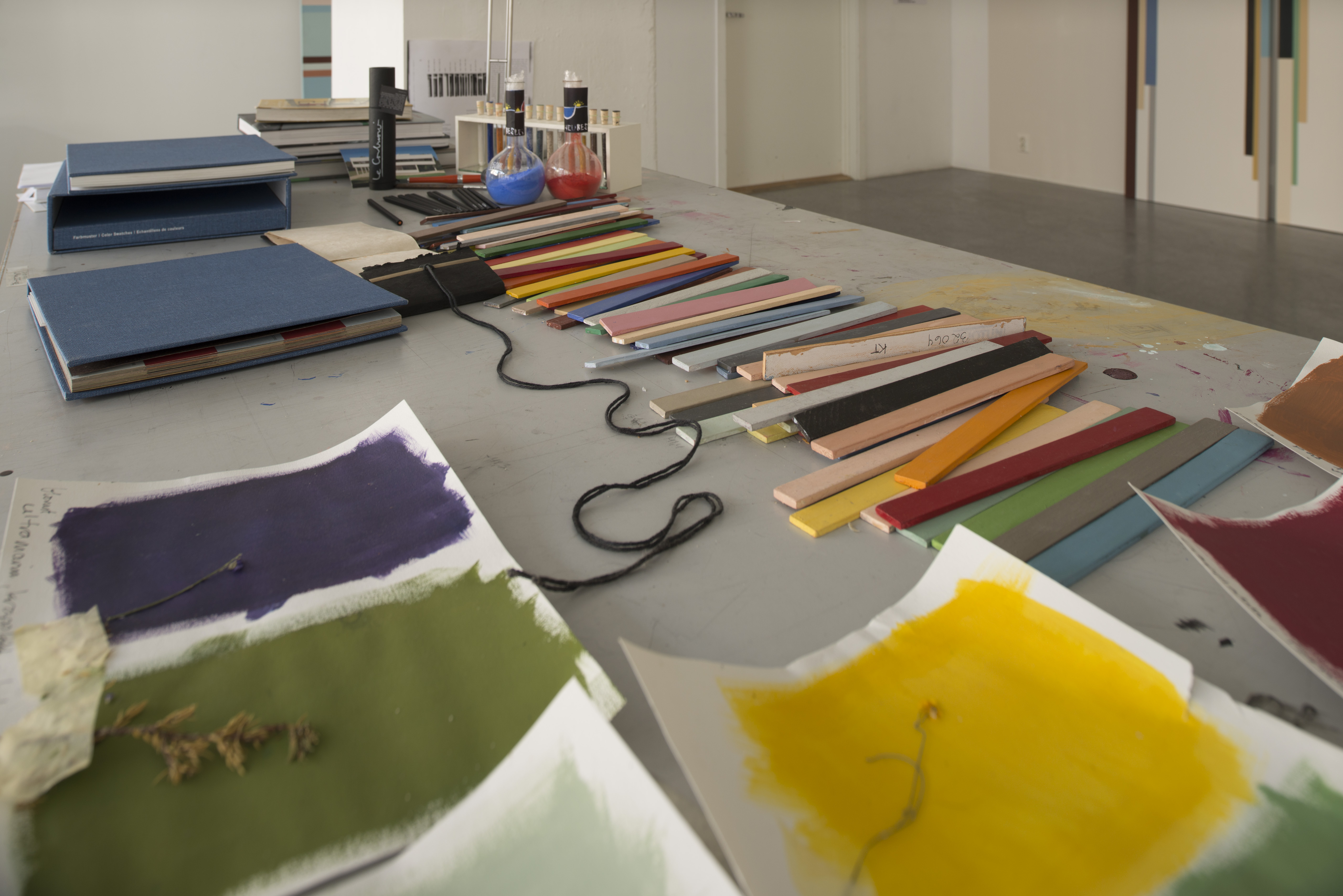 Ut og plukk farger selv i friluftslivets &aring;r og mal dem opp, eller velg fra naturpigmenter som eksemplifisert her.