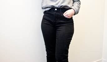 Det er et velkjent problem for alle oss som sverger til svarte jeans: Fargen falmer etter kort tid, og buksene ser slitte og gamle ut. Men du trenger ikke å kjøpe nye bukser av den grunn.