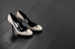 <b>UVENNER:</b> Stiletthæler er ikke gulvets favoritt. Heldigvis finnes det redninger. (Foto: TreStjerner)